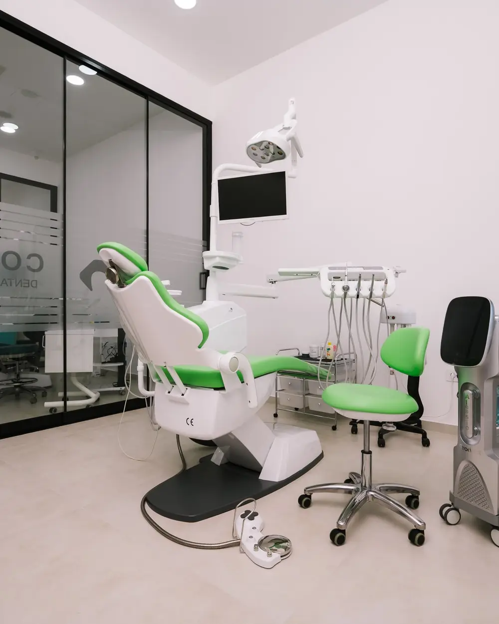 Sala za estetsku medicinu sa zelenom stolicom i profesionalnim aparatom za tretmane lica