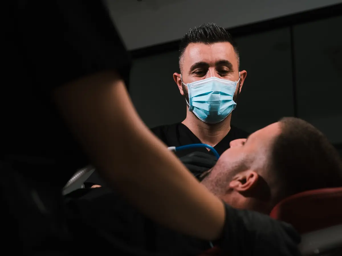 Dr Agron Shabani tretira pacijenta uz pomoć stomatološke asistentkinje