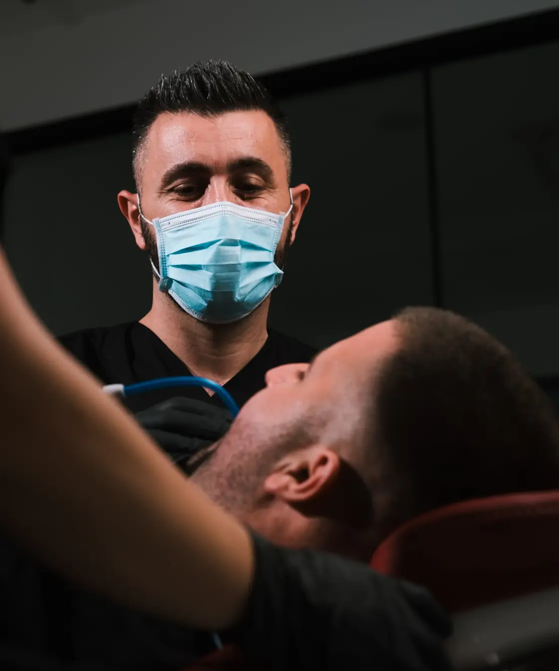 Dr Agron Shabani tretira pacijenta uz pomoć stomatološke asistentkinje