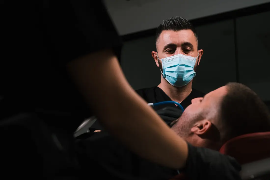 Dr Agron Shabani tretira pacijenta uz pomoć stomatološke asistentkinje