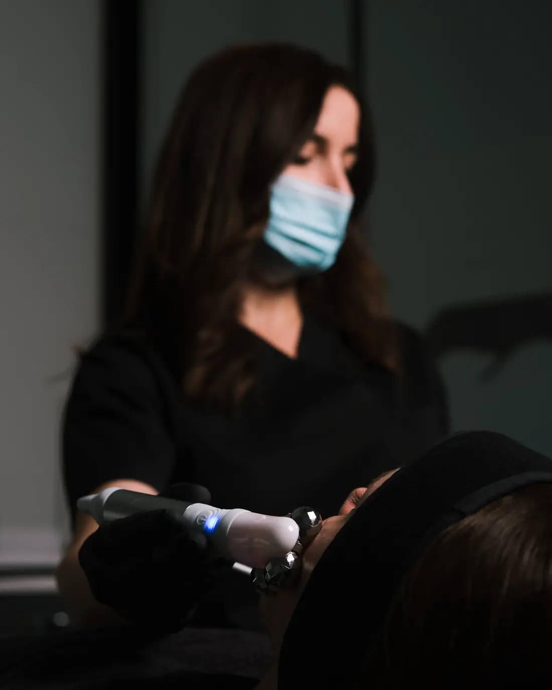 Ifeta Suka Shabani tokom dermoestetskog tretmana lica u sali za estetsku medicinu