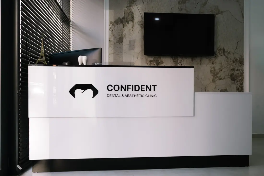 Recepcija s logom Confident u stomatološkoj klinici u Ulcinju