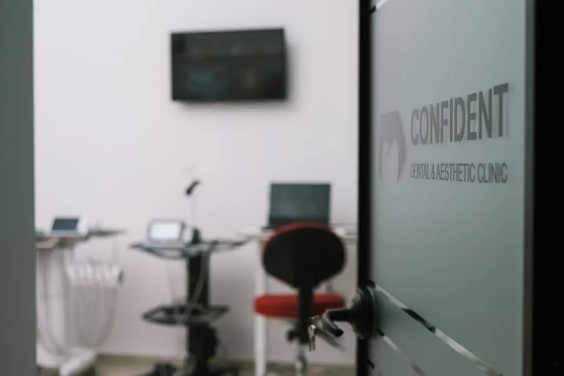 Matirana staklena vrata s logom Confident, iza njih hirurška sala